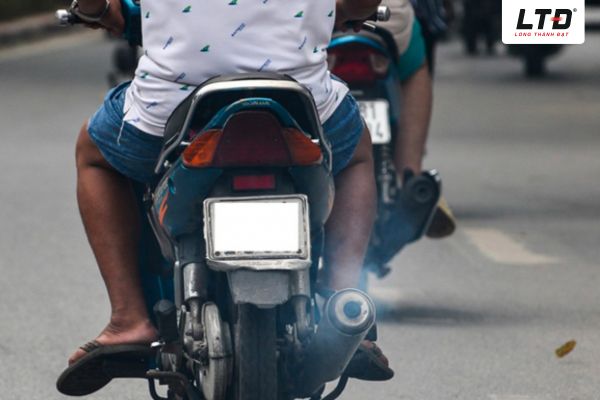 Xe máy xả khói đen 