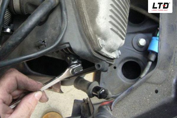 Cách khắc phục hiện tượng xe máy nhả khói đen