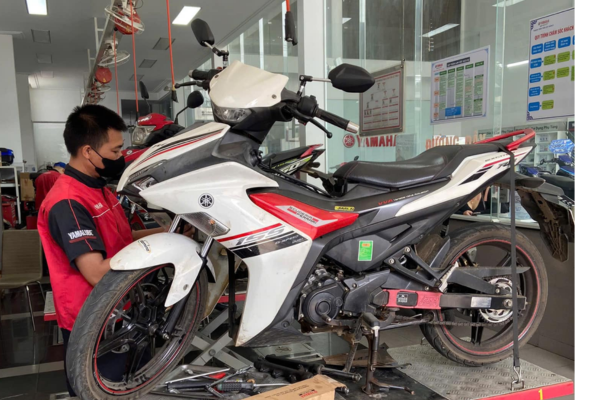 Nên mang xe đến các cửa hàng sửa xe uy tín để sửa IC