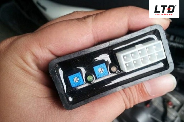 ECU (viết tắt của Electronic Control Unit) là bộ điều khiển trung tâm trong hệ thống xe hiện đại.