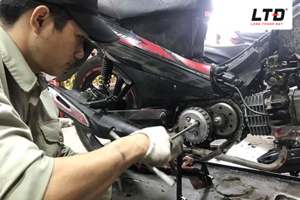 Thường xuyên kiểm tra bơm xăng xe máy 