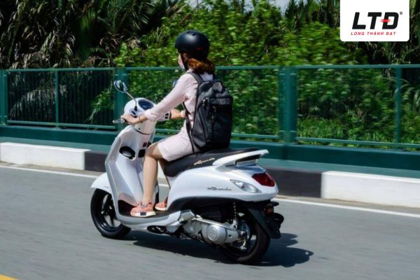 Tay lái bị rít hoặc phát ra tiếng kêu lạ khi đánh lái