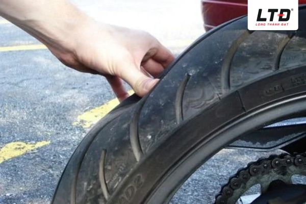 Xe tay ga bị nặng tay lái do áp suất lốp thấp