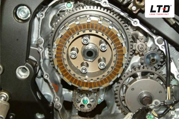 Bộ ly hợp là một bộ phận cực kỳ quan trọng trong hệ thống truyền động của xe máy