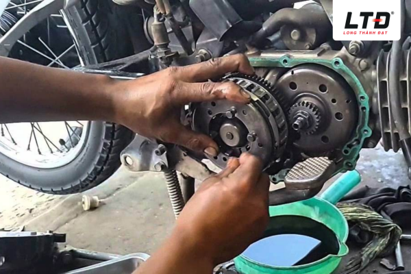 Cần khắc phục sớm tình trạng bộ ly hợp xe máy bị mòn 
