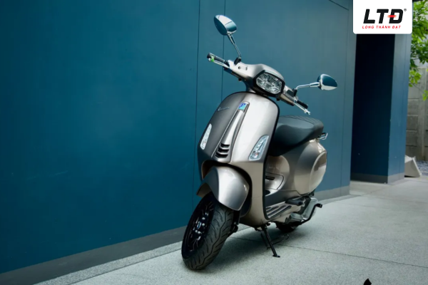 Vespa Sprint S 125 TFT là một mẫu xe tay ga mang đậm phong cách cổ điển 