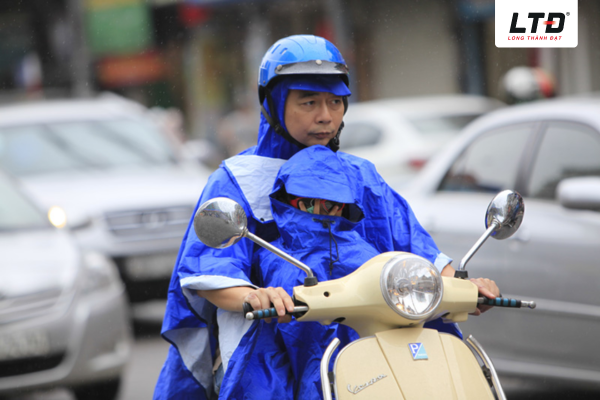 Xe máy để ngoài trời mưa tiềm ẩn nhiều nguy hiểm 