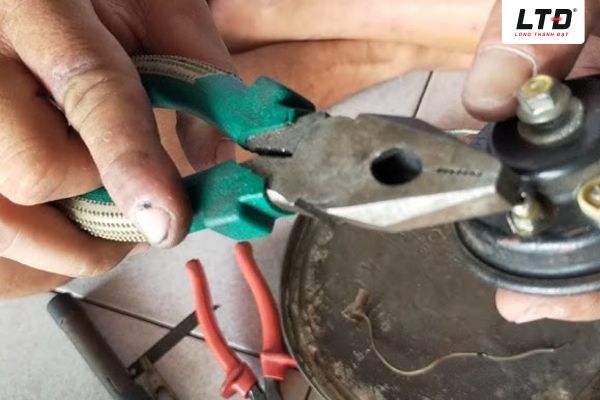 Đai ốc khóa còi bị lỏng
