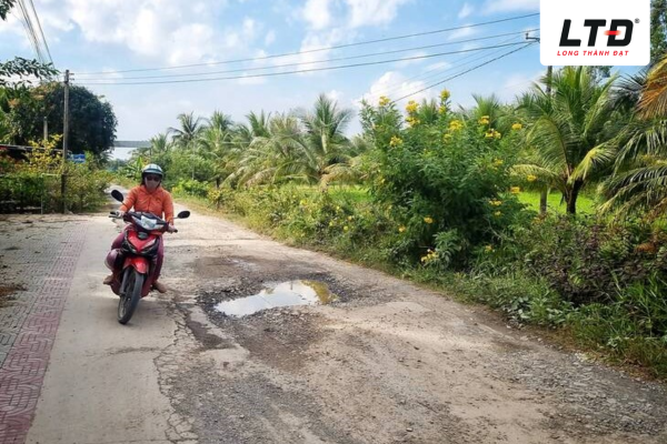 Phuộc trước xe máy phát ra tiếng kêu lạ thường nghe rõ nhất khi đi qua ổ gà