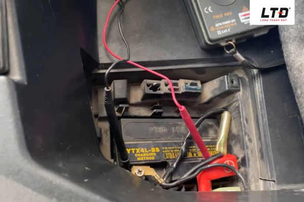 Ắc quy yếu nguồn điện sẽ không đủ để kích hoạt các bộ phận trên xe. 