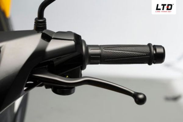 Âm côn là động tác bóp hết tay côn để làm cho các ly hợp tách khỏi mâm truyền động cơ.