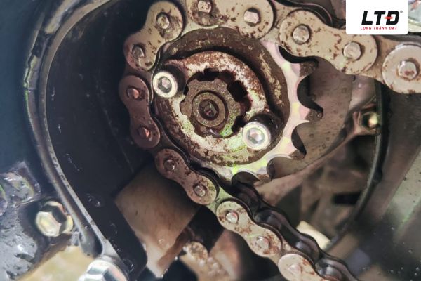 Trời mưa làm trôi lớp dầu mỡ bôi trơn trên bề mặt xích