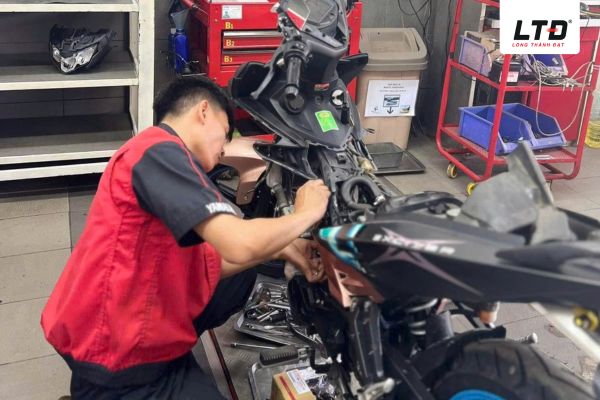 Tốt nhất nên đưa xe đến trung tâm bảo dưỡng để xe được chăm sóc tốt hơn