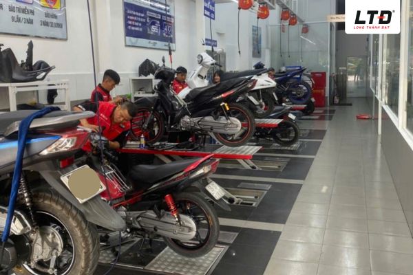 Nên mang xe đi sửa tại trung tâm uy tín nếu thấy lỗi nghiêm trọng liên quan đến điện 