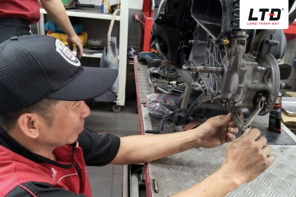Hãy đưa xe đến các trung tâm bảo dưỡng uy tín để được kiểm tra và thay nhớt phuộc đúng hạn