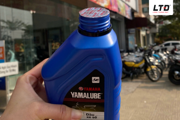 Dầu nhớt Yamalube chưa mở nắp seal có thể bảo quản trong khoảng 3–5 năm kể từ ngày sản xuất