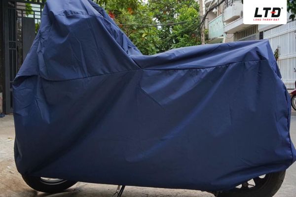 Bạn nên sử dụng bạt phủ chuyên dụng để bảo vệ xe