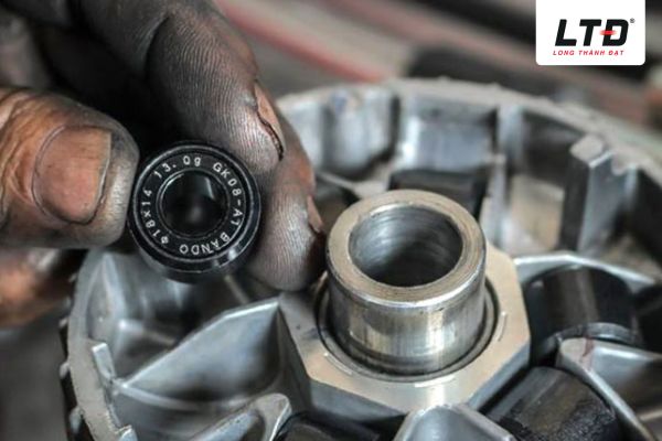 Bi nồi bị mòn hoặc lệch gây ra âm thanh bất thường 