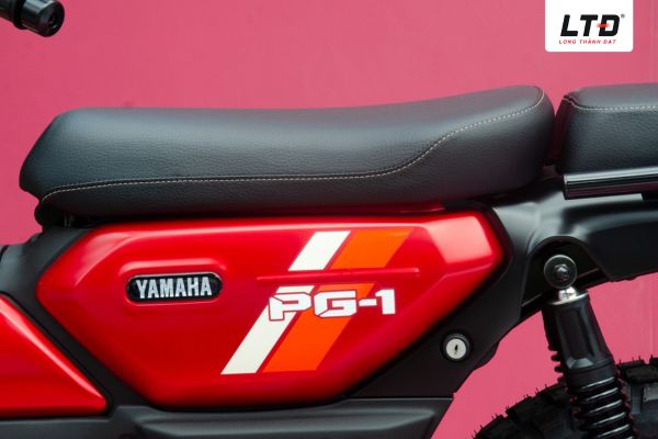 Ốp hông Yamaha PG-1 có các họa tiết kẻ mang hơi hướm cổ điển.