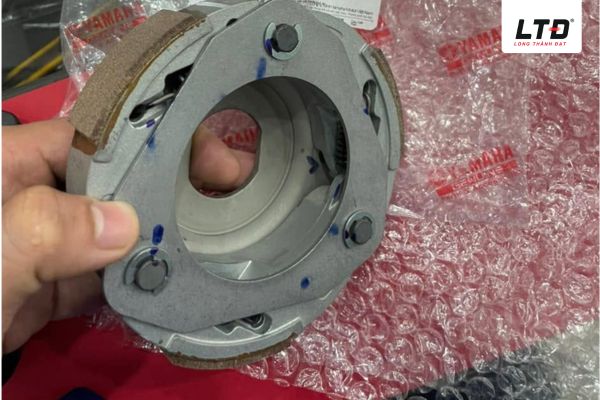 Bố ba càng xe máy là một bộ phận cốt lõi nằm ở cụm côn sau