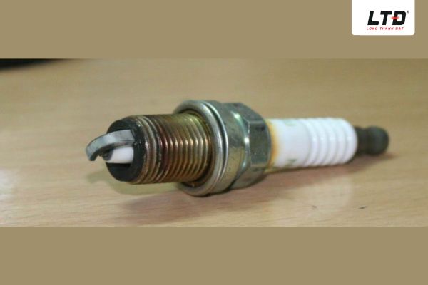 Bugi yếu hoặc bám bẩn khiến động cơ phản ứng chậm 