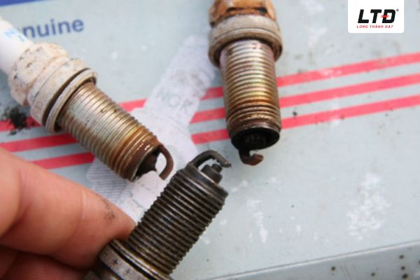 Bugi bị yếu làm động cơ dễ phát ra tiếng kêu lụp cụp