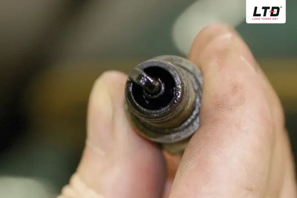 Bugi xe máy bị ướt gây ảnh hưởng đến hiệu suất hoạt động của xe