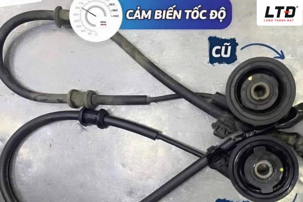 Cảm biến và dây cáp cũ có nhiều bụi bẩn và vết dầu mỡ.