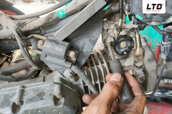 Quá trình điều chỉnh tốc độ không tải cần thực hiện đúng cách 