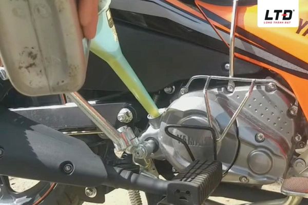 Tự thay nhớt cũng đòi hỏi người dùng phải cẩn thận trong từng thao tác