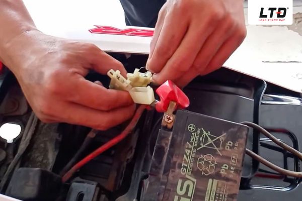 Cầu chì chính bị đứt, nguồn điện từ ắc quy sẽ không thể truyền đến các bộ phận khác