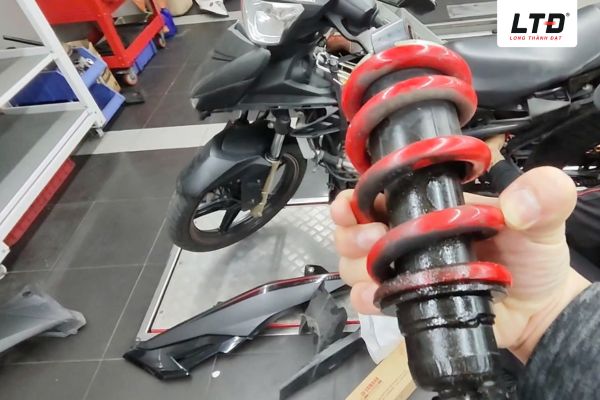 Dầu giảm xóc bị rò rỉ là một trong những nguyên nhân phổ biến 