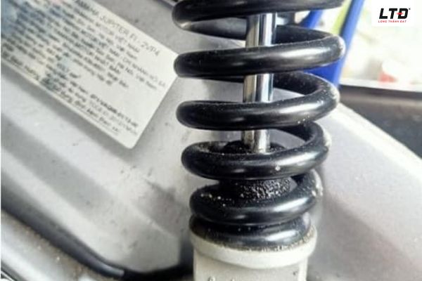 Dấu hiệu hư hỏng dễ nhận biết nhất chính là hiện tượng chảy dầu quanh ty phuộc