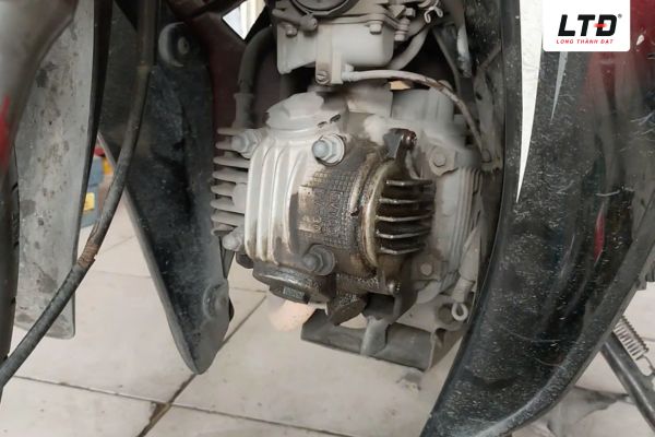 Chảy nhớt đầu bò xe máy là một lỗi rất phổ biến 