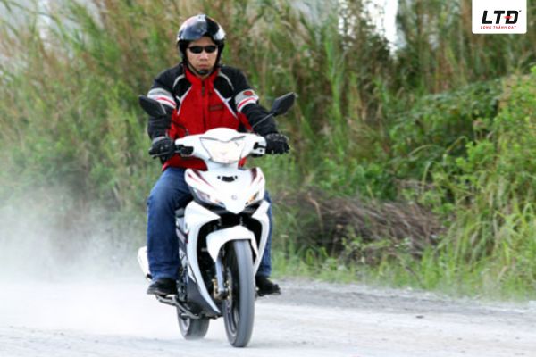 Khi chạy tốc độ cao, cảm giác bánh sau không ổn định, hơi đảo