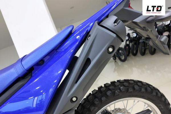 Xe sở hữu chiều cao yên khoảng 880 mm