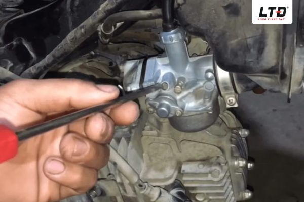 Chỉnh xăng gió giúp động cơ xe máy hoạt động ổn định 