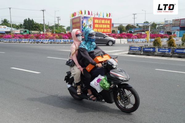 Nhiều gia đình lỉnh khỉnh đồ đạc điều khiển xe máy rời thành phố về miền quê ăn Tết.