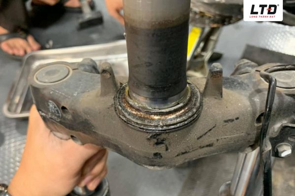 Cổ phốt xe máy khi bị hư sẽ xuất hiện các tiếng kêu lụp cụp 