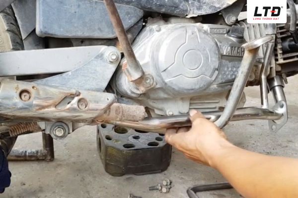 Cổ pô một bộ phận trung gian nối liền buồng đốt với ống xả