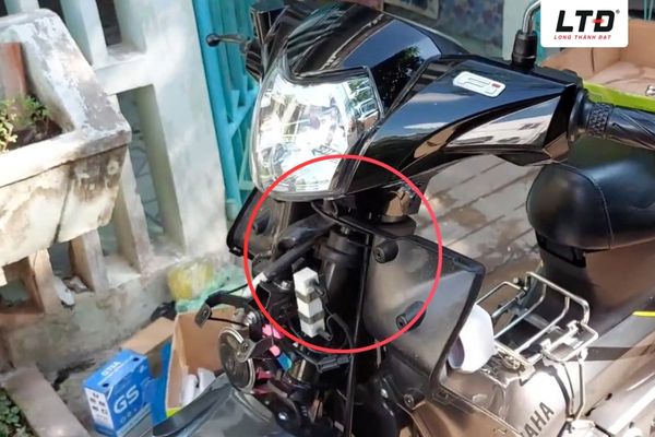 Cổ xe là bộ phận bản lề nối liền giữa khung xe và hệ thống lái