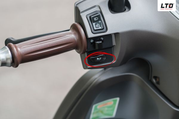 Ắc quy cạn bình là một trong những nguyên nhân khiến còi xe yếu 