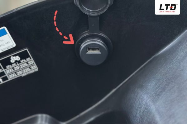 Tích hợp cổng sạc USB cho phép người dùng dễ dàng sạc điện thoại