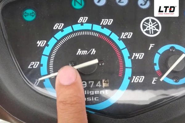 Kim đồng hồ tốc độ không di chuyển dù xe đang chạy