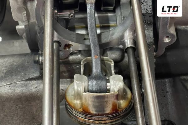 Xe bị ngập nước, cố đề máy khi ngập động cơ sẽ làm cong trục khuỷu.