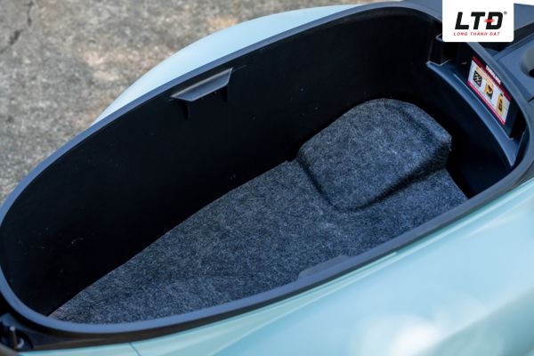 Cốp xe rộng tới 27 lít có đèn bên trong 