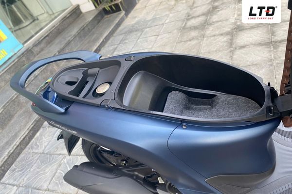 Cốp xe rộng 15.3 L chứa đồ thoải mái 