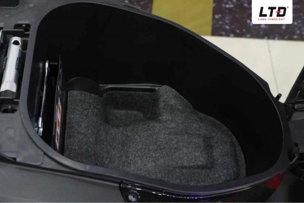 Chỗ để chân rộng rãi thoải mái để đồ đạc 