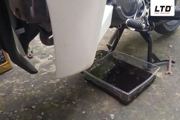 Đặt khay hoặc dụng cụ chứa dầu cũ ngay bên dưới vị trí ốc xả