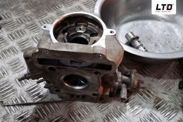 Đầu bò là bộ phận nằm ở vị trí trên cùng của khối động cơ